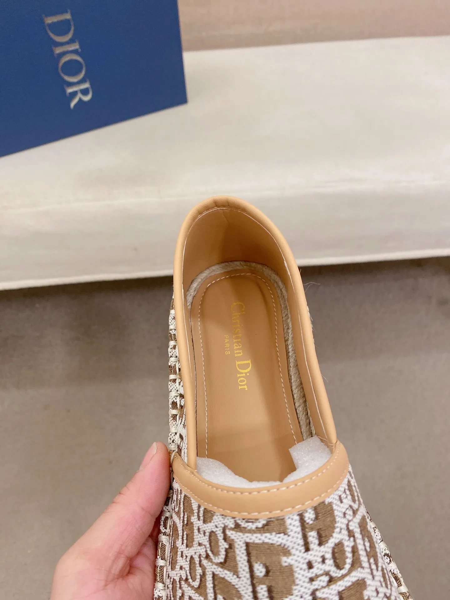 Factory price: 400💰High quality [Dior·Dior] 💫Men's latest slip-on Loaf casual shoes ✔️The original version is available at the counter simultaneously. 1:1 replica🏍️Fabrics: Italian imported fabrics, pure hand-drawn threads, raw rubber breathable and non-slip outsole, lining breathable and comfortable lambskin, 100% comfortable density, original rubber outsole wear-resistant ✔️Code number: 38-44, you deserve it, (Note: 37, 45, 46 can be customized, non-refundable and non-exchangeable)